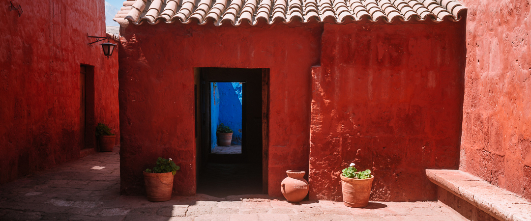 Red and Blue paint in the Monasterio de Santa Catalina